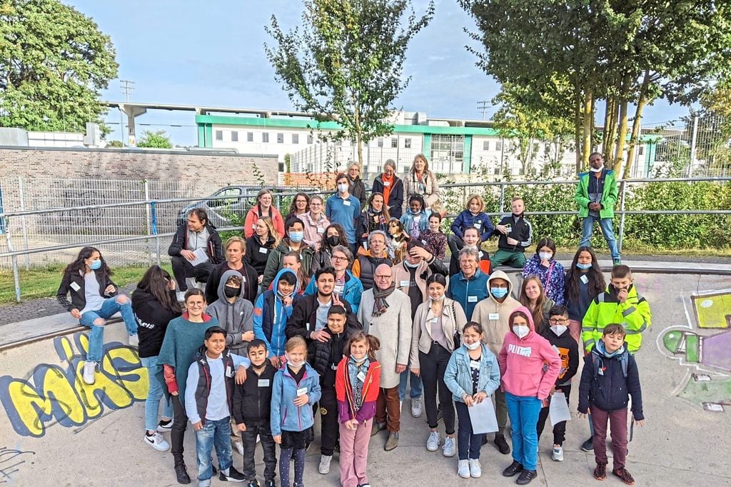 Kinder sammeln Ideen für Berg Fidel