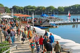 Sonnenstrahlen und angenehme Temperaturen um die 17 Grad haben am Wochenende (9./10. Oktober 2021) zahlreiche Menschen für einen Spaziergang an den Aasee gelockt.