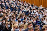 In teils komplett vollen Hörsälen und mit 3G-Kontrollen haben am Montag (11. Oktober 2021) die Vorlesungen für rund 765.000 Studierende in Nordrhein-Westfalen begonnen.