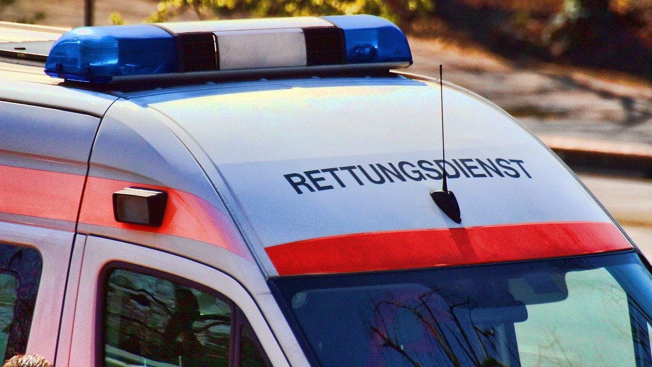 Steinfurt: Unfall Auf B54 – Mercedes Schleudert Abrupt In Graben