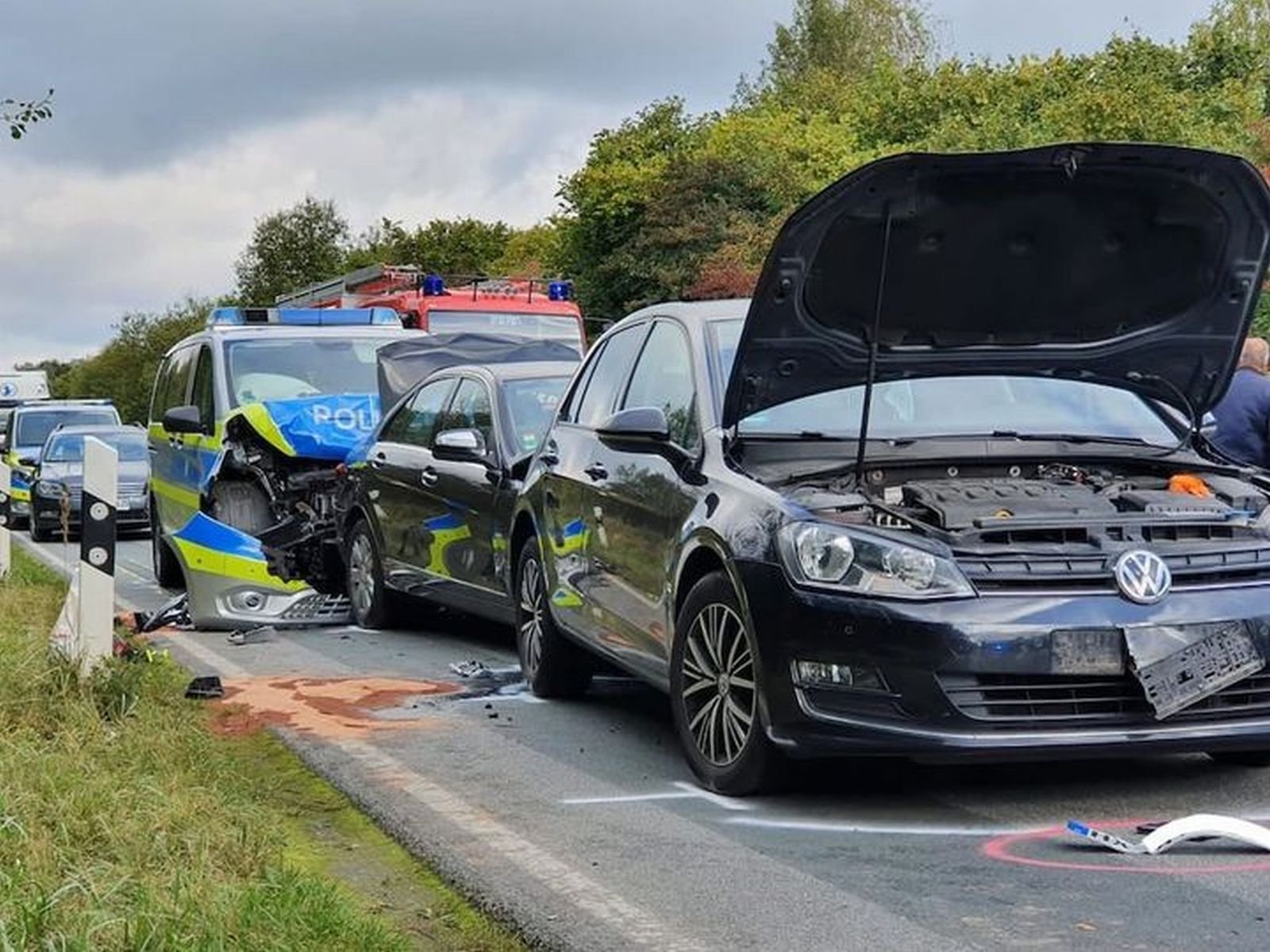 B64/Höxter: Auffahrunfall Mit Polizeiauto Fordert Mehrere Verletzte