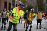 Viele Skater trugen dem Motto entsprechend leuchtend gelbe Kleidung und machten sich solo oder mit der ganzen Familie rollend auf den Weg.