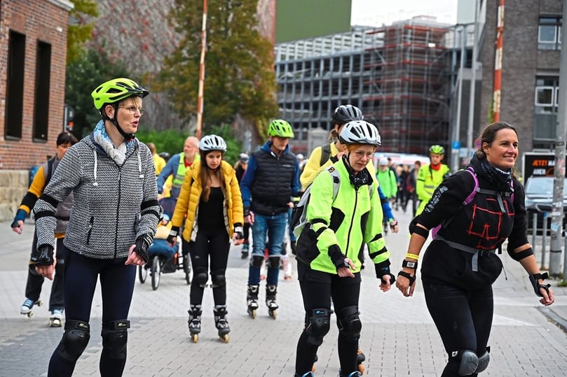 Viele Skater trugen dem Motto entsprechend leuchtend gelbe Kleidung und machten sich solo oder mit der ganzen Familie rollend auf den Weg.