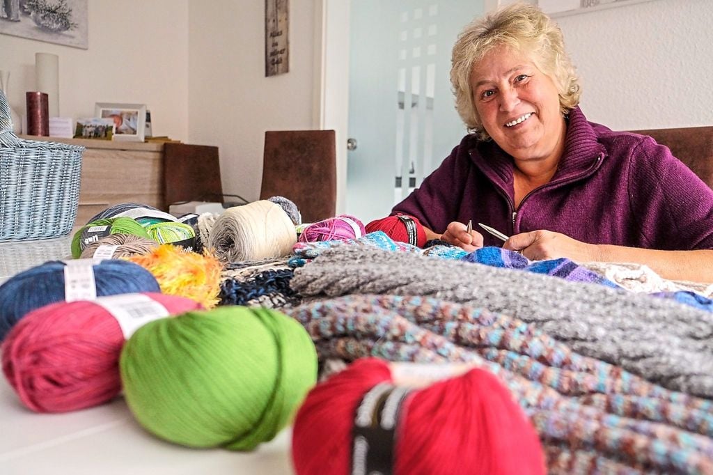 Sie strickt warme Socken und Schals für Obdachlose