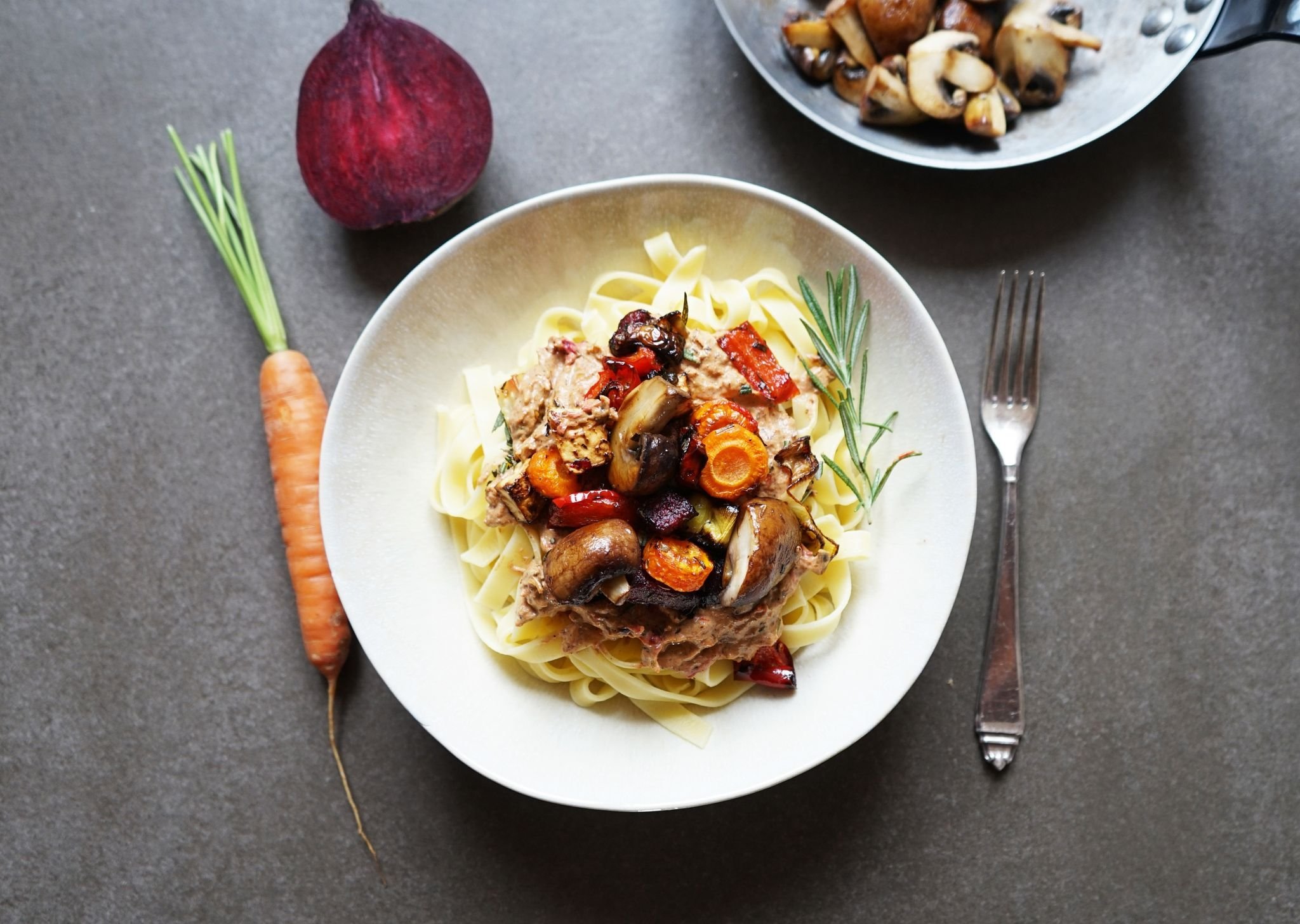 Tagliatelle mit Rosmarin-Röstcreme und Ofengemüse