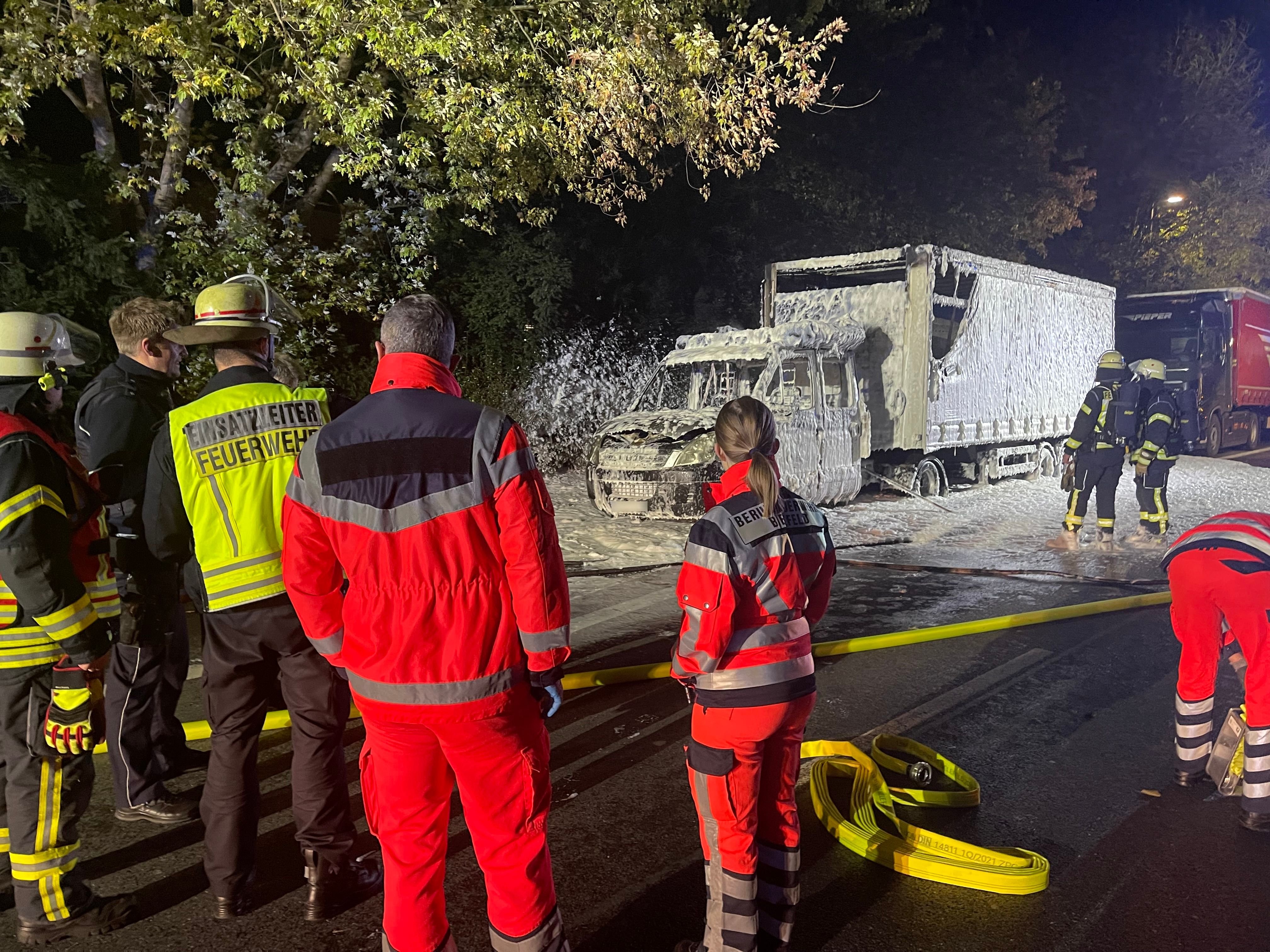 Abgestellter Lkw Steht Plötzlich In Flammen