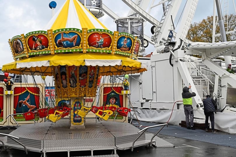 Auf dem Schlossplatz in Münster laufen die letzten Vorbereitungen für den Herbst-Send, der am Samstag (23. Oktober) startet.