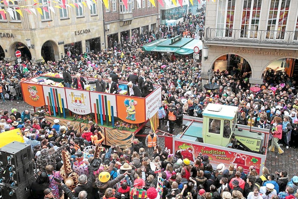 40-rote-Lastwagen-sichern-den-Karnevalsumzug
