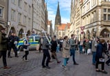 Unter massivem Polizeischutz gingen am Samstagnachmittag rund 80 Teilnehmer der Gebetsprozession „1000 Kreuze für das Leben&quot; durch die münsterische Innenstadt.