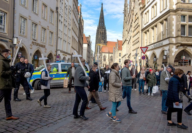 Unter massivem Polizeischutz gingen am Samstagnachmittag rund 80 Teilnehmer der Gebetsprozession „1000 Kreuze für das Leben" durch die münsterische Innenstadt.