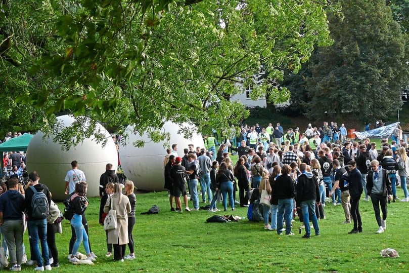 Am Montag bevölkerten Studenten gleich mehrerer Studiengänge die Aaseewiesen.