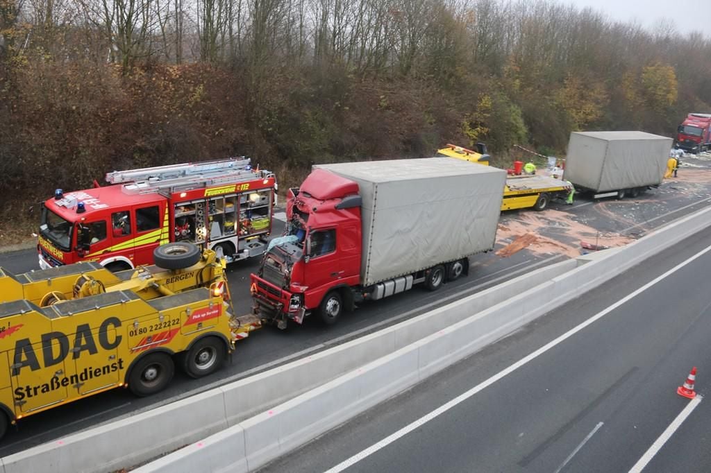 Schwerer Lkw-Unfall Auf Der A30 Bei Bünde – Ein Verletzter Und 300.000 ...