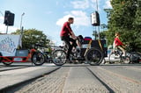 Autofahrer warten, Radfahrer fahren: So sah es am Freitag (8.10.2021) in Münster aus, als eine Fahrraddemo sich durch Münster schlängelte.