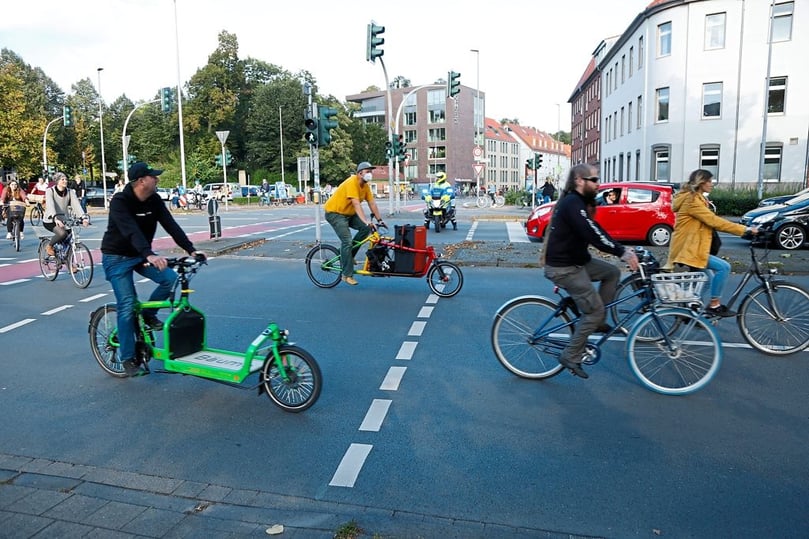 ...und über die Münzstraße zurück zum Schlossplatz. Um 16.10 Uhr war die Fahrraddemo wieder zurück am Ausgangsort.