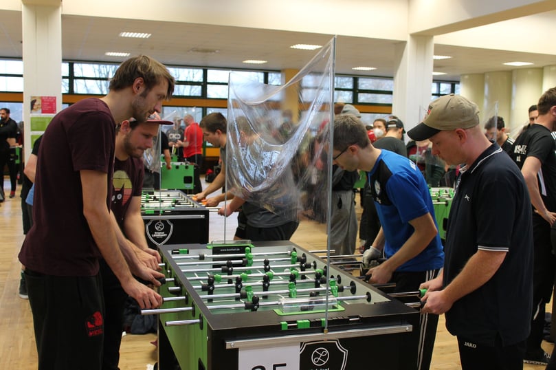 Der Tischfußballverein Schovelkoten aus Münster veranstaltet am Samstag und Sonntag ein Kickerturnier mit 400 Teilnehmern in der Mensa am Ring.
