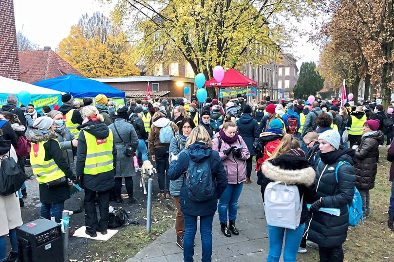 Das UKM arbeitete heute auf den Stationen, in den Ambulanzen und im OP-Bereich im Wochenend- und Feiertagsbetrieb. Länger planbare ambulante und stationäre Termine sowie Sprechstunden, die nicht akut durchgeführt werden müssen, wurden deshalb seit Freitag verschoben. Es wurden insgesamt neun Stationen geschlossen (die Covid-Station war nicht von Schließung oder Zusammenlegung betroffen). Zudem laufen nur acht der 42 OP-Säle, sodass rund 160 Operationen verlegt werden mussten.Die mit Verdi vereinbarte Notdienstvereinbarung habe gegriffen, sodass die Patienten- und Notfallversorgung am UKM jederzeit sichergestellt war, teilte das UKM mit. Die mit Verdi vereinbarte Notdienstvereinbarung habe gegriffen, sodass die Patienten- und Notfallversorgung am UKM jederzeit sichergestellt war, teilte das UKM mit.