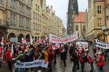 Mit zwei Protestmärschen durch Münster haben Tarifbeschäftigte am Dienstag für bessere Entlohnung demonstriert.