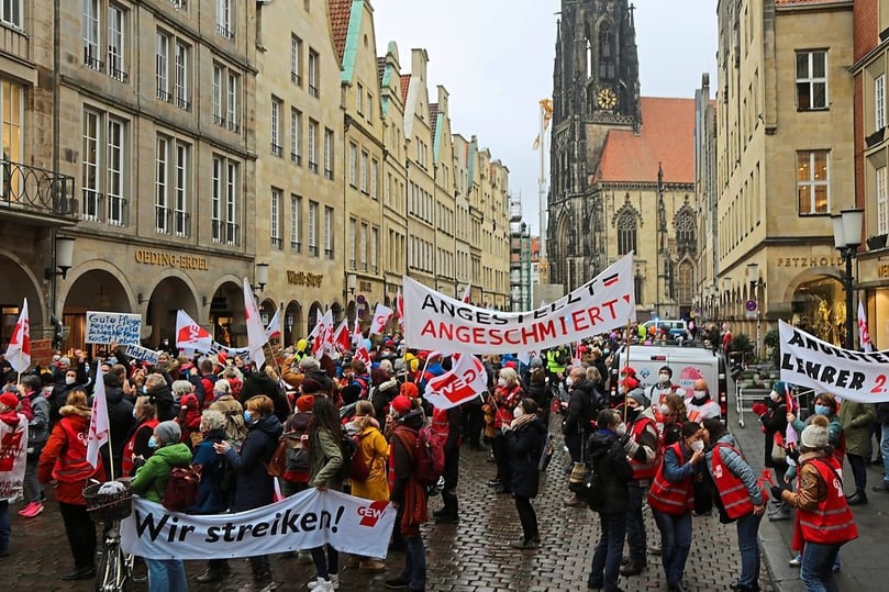 Mit zwei Protestmärschen durch Münster haben Tarifbeschäftigte am Dienstag für bessere Entlohnung demonstriert.
