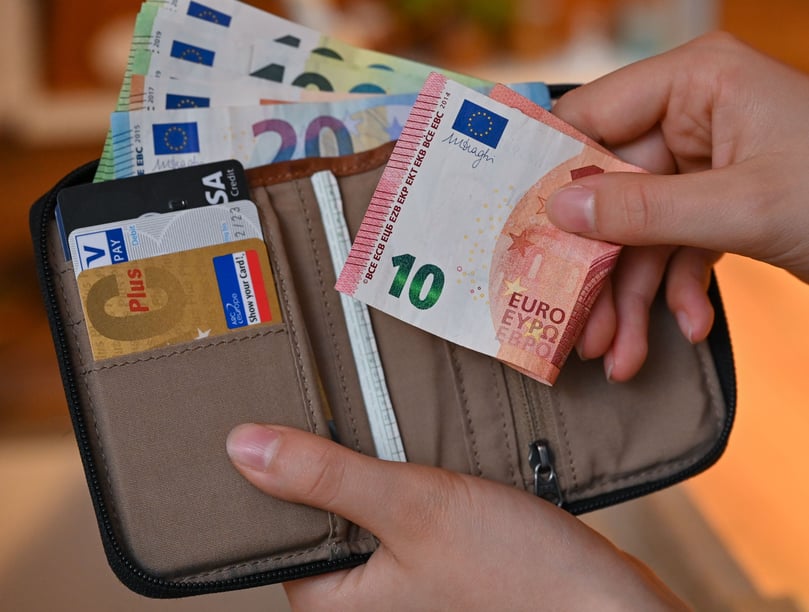 Bei Verstößen droht hohes Bußgeld: Wer bei einer Kontrolle keinen 2G-Nachweis vorlegen kann, muss mit Konsequenzen rechnen. Neben einem Platzverweis droht ein Bußgeld von bis zu 250 Euro. Maskenverweigerern droht ein Bußgeld in Höhe von 150 Euro.