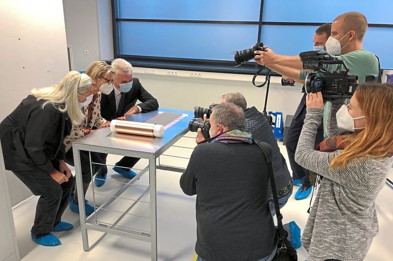 Großes Medienaufgebot im FFB Workspace der Batterie-Forschungsföderung anlässlich des Besuches der Minister (v.l.) Isabel Pfeifer-Poensgen, Anja Karliczek und Andreas Pinkwart