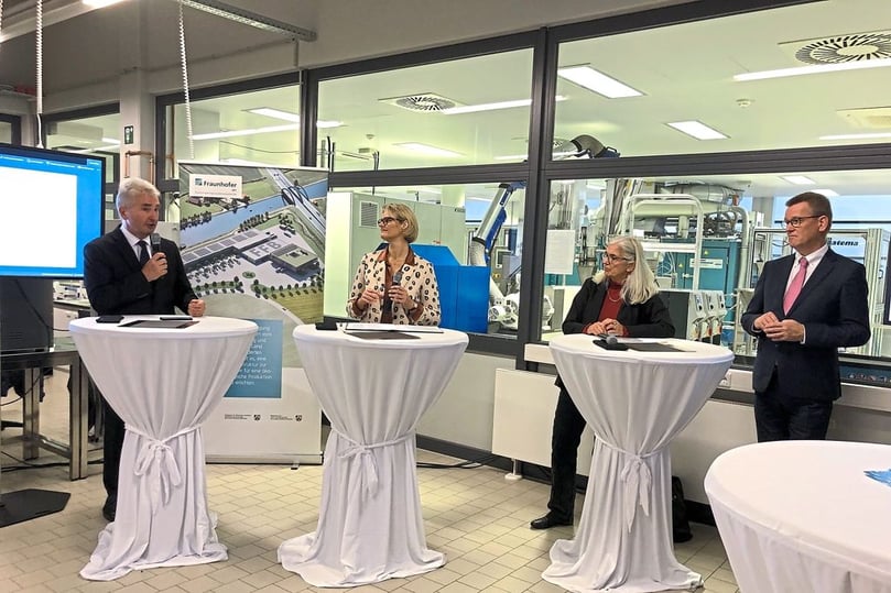 Besuch in der Keimzelle der Forschungsförderung Batterie (v.l.): NRW-Wirtschaftsminister Andreas pinkwart, Bundesbildungsministerin Anja LKarliczek, und NRW-Wissenschjaftsministerin Isabel Pfeiffer-Poensgen