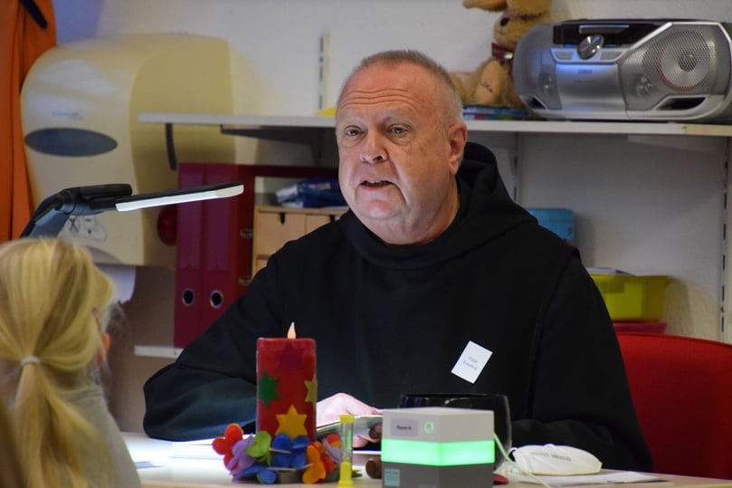 Lokale und Regionale Prominenz war zum Vorlesen in den Baumberge-Grundschule gekommen. Hier Pater Erasmus.