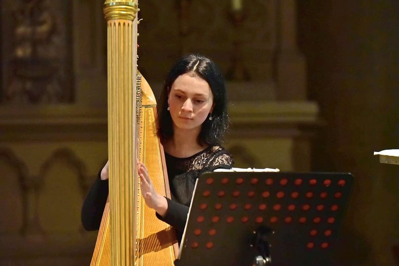 Die erst 15 Jahre junge Harfenistin Ronja Ehrbar verzauberte das Publikum mit bekannten Märchenfilm- und Musicalmelodien.