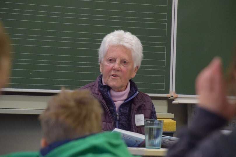 Lokale und Regionale Prominenz war zum Vorlesen in den Baumberge-Grundschule gekommen: Maria Lachnicht von der KÖB Havixbeck.