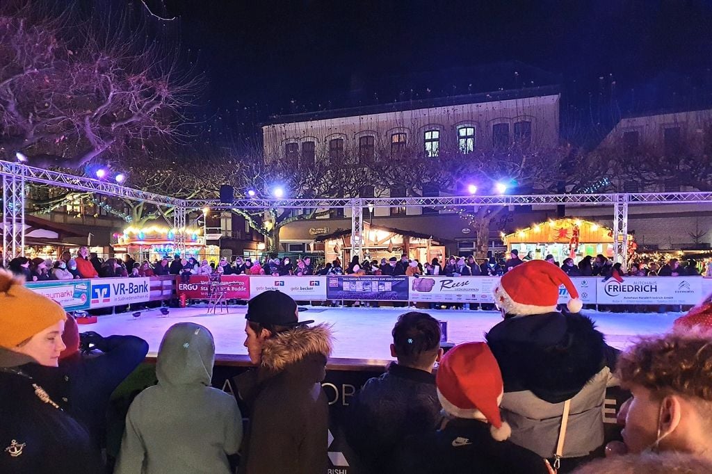 Eisbahn und Buden im Lichterglanz