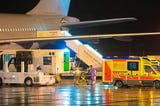 Operation im Nieselregen bei 4 Grad Celsius: Am Freitagabend (26. November 2021) wurden die ersten sechs Corona-Patienten nach Greven geflogen und mit Krankenwagen in umliegende Kliniken gebracht.