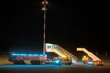 Am Abend des 26. November 2021 steht ein Airbus der Luftwaffe auf dem Rollfeld des Flughafen Münster/Osnabrück in Greven. Die Maschine hat sechs Covid-19-Patienten aus Bayern gebracht, die auf Krankenhäuser im Münsterland verteilt werden.