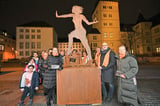 Die Skulptur der starken Frau mit (von links) Bettina Kees-Schuto (Präsidentin Zonta-Club Paderborn), Künstler Hans Kordes und Vizepräsidentin Elke Schröder.
