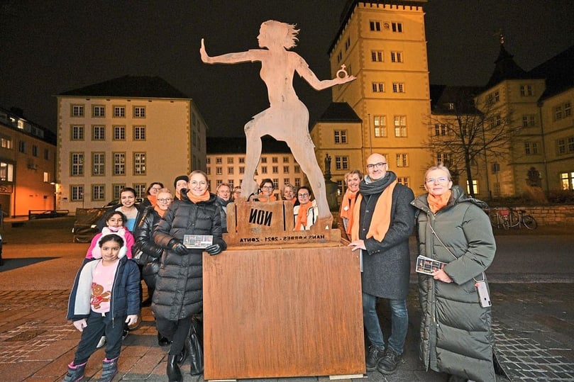 Die Skulptur der starken Frau mit (von links) Bettina Kees-Schuto (Präsidentin Zonta-Club Paderborn), Künstler Hans Kordes und Vizepräsidentin Elke Schröder.