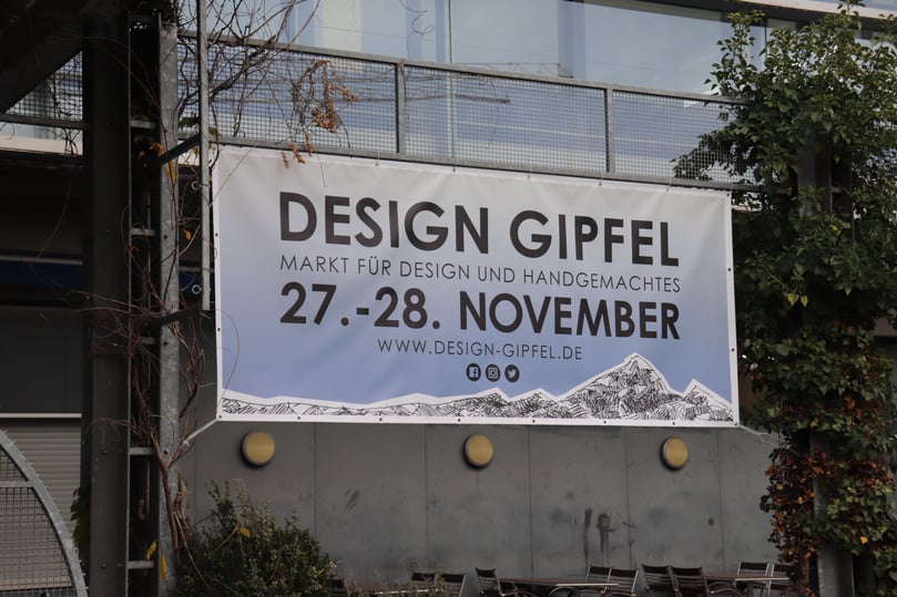 Der Design Gipfel ist am Sonntag erneut von 12 bis 18 Uhr geöffnet. Tickets kosten 5 Euro, ermäßigt 3 Euro. Kinder bis 14 Jahre haben freien Eintritt.