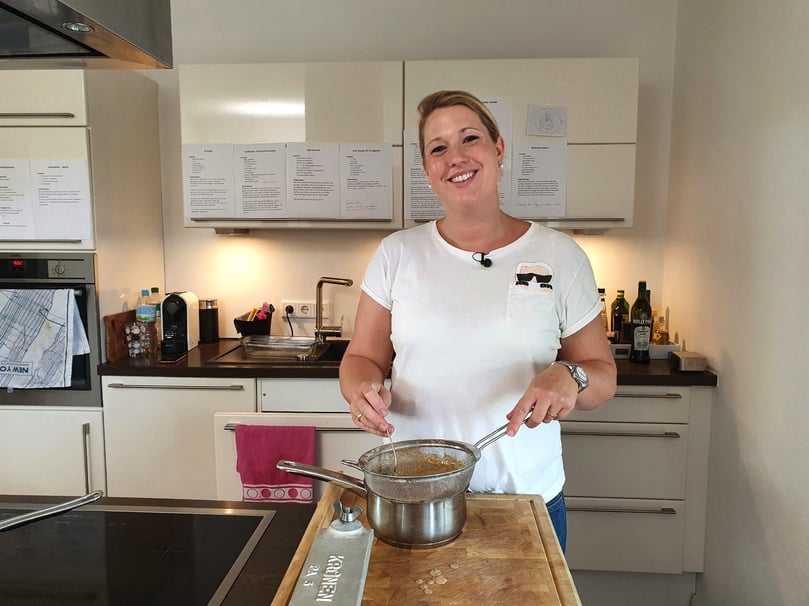 Den Abschluss des „perfekten Dinners“ bestreitet am 3. Dezember die 36-jährige Verwaltungsangestellte Kathy. Unter dem Motto „Kathys Lieblingsmenü“ tischt sie ihren Gästen Köstlichkeiten auf: Auf Dreierlei vom Lachs folgen Rehrücken auf Mangold mit Serviettenknödel und original italienisches Tiramisu.