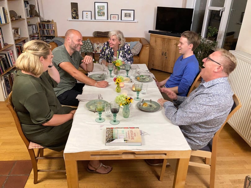 Die in der Woche vom 29. November bis 3. Dezember 2021 auf dem Fernsehsender VOX ausgestrahlten Folgen der TV-Kochshow „Das perfekte Dinner“ wurden in Münster gedreht. Fünf Kandidatinnen und Kandidaten aus Münster bekochen sich gegenseitig und bewerten im Anschluss daran ihre Leistungen - stets begleitet von einem Kamerateam. Der/Die Teilnehmende, der bzw. die die meisten Punkte für Kochleistungen und Ambiente erzielt, wird mit einem Preisgeld von 3000 Euro belohnt. Diese Münsteranerinnen und Münsteraner haben sich getraut, an dem Format teilzunehmen: