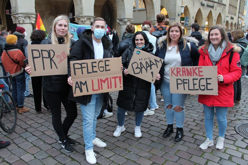 Die Initiative „Münster Cares“, die sich für bessere Arbeitsbedingungen in der Pflege einsetzt, hat ihre Protestwoche „Care Action Week“ am Samstag mit einer Kundgebung auf dem Prinzipalmarkt beendet.