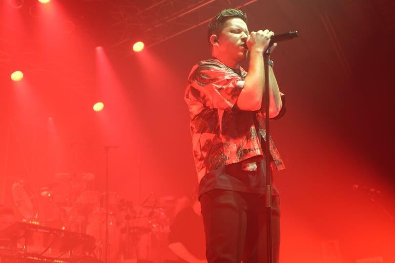 Nico Santos genießt die Energie, die ihm aus der prall gefüllten Jove Music Hall entgegenschlägt.