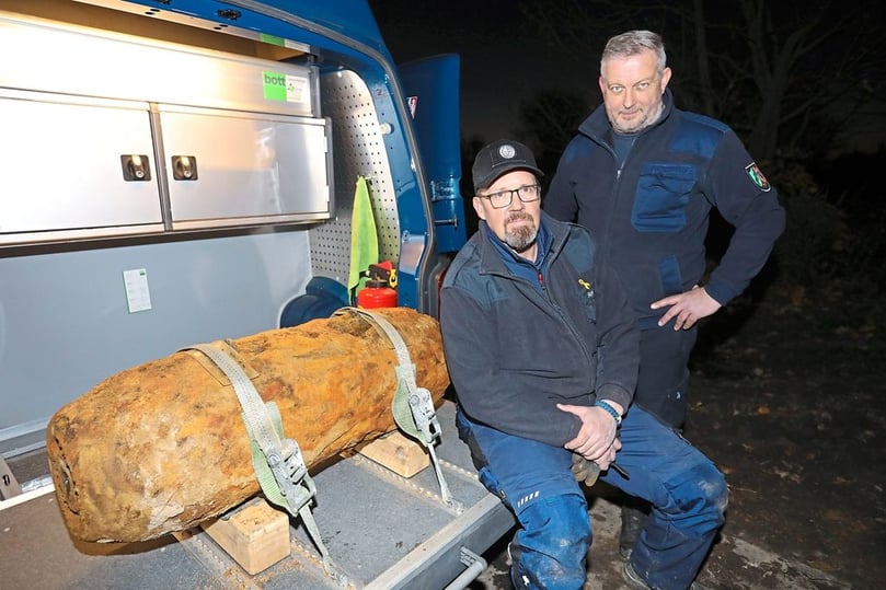 Um 17.45 Uhr war‘s vollbracht: Die Feuerwerker Horst Schöwe (l.) und Peter Asmussen von der Bezirksregierung Arnsberg haben am frühen Dienstagabend den Blindgänger an der Gasselstiege entschärft und den Zünder kontrolliert gesprengt.