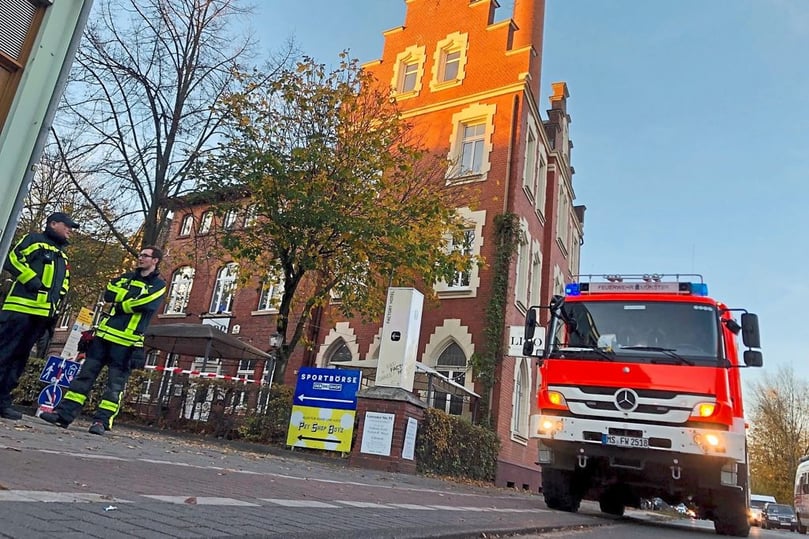 Kein Durchkommen am Germania-Campus: Weil Kampfmittel-Experten an der Gasselstiege einen Blindgänger gefunden haben, mussten 360 Anwohner am Dienstagnachmittag (9.11.) ihre Wohnungen verlassen. Betroffen von der Evakuierung war außerdem ein Teil des Germania Campus.