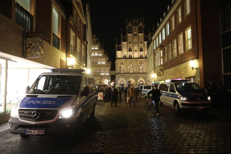 Die Polizei trennte die beiden Demonstrationen.