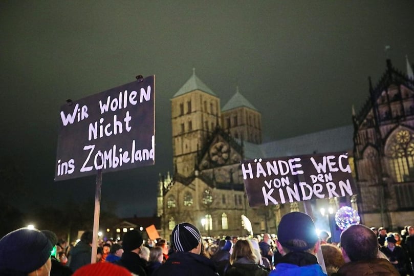Am Montag versammelten sich viele Impfskeptiker auf Münsters Domplatz.