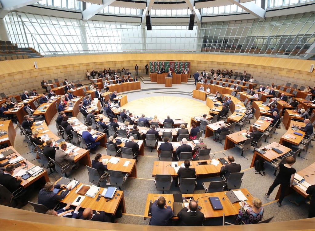 Landtag verabschiedet Haushalt 2022 und Versammlungsgesetz Landtag verabschiedet Haushalt 2022 und Versammlungsgesetz