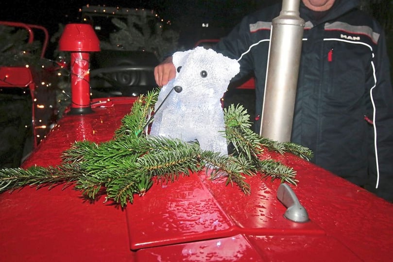 Die Vorhelmer Landwirte starteten mit illuminierten Traktoren zur Lichterfahrt unter dem Motto "Ein Funken Hoffnung"