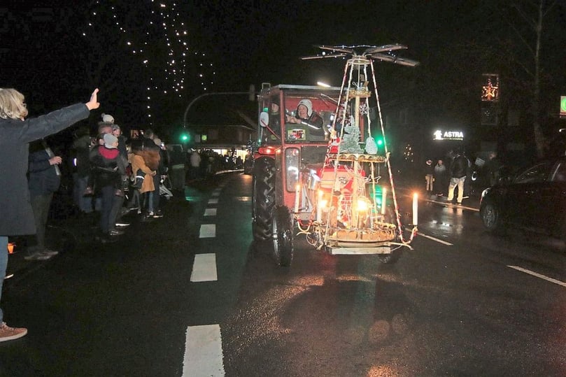 Die Vorhelmer Landwirte starteten mit illuminierten Traktoren zur Lichterfahrt unter dem Motto "Ein Funken Hoffnung"