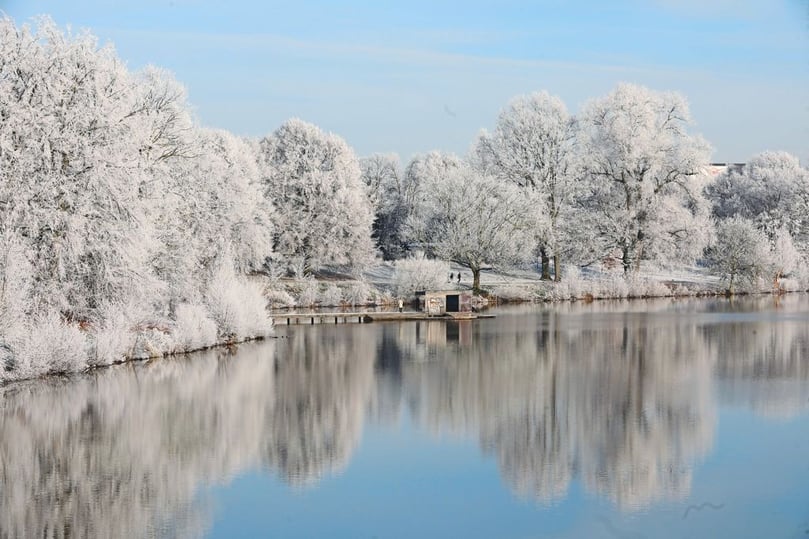 Still ruht der Aasee in weißem Gewand am Mittwochvormittag (22.12.21).