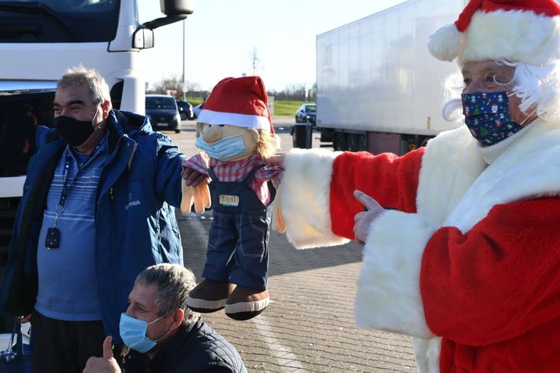 Rainer Bernickel besucht als Weihnachtsmann die Trucker auf den Rastplätzen im Münsterland