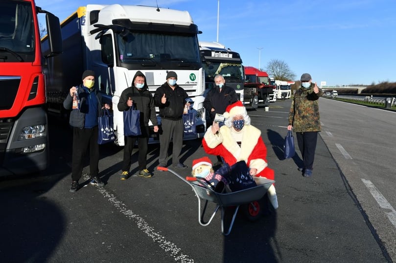 Rainer Bernickel besucht als Weihnachtsmann die Trucker auf den Rastplätzen im Münsterland