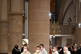 Pfarrer Klaus Lunemann mit Messdienern beim Weihnachtsgottesdienst in der Martinuskirche an Heiligabend.