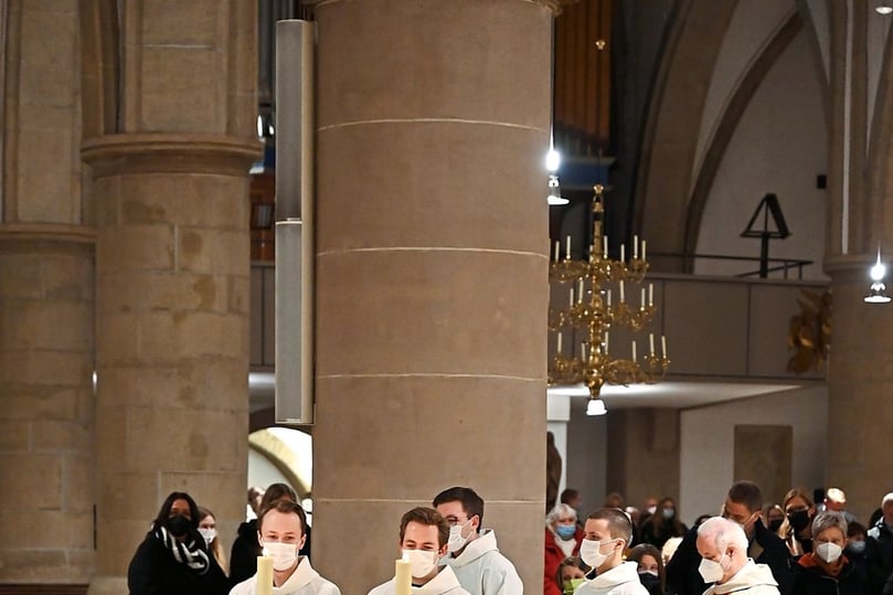 Pfarrer Klaus Lunemann mit Messdienern beim Weihnachtsgottesdienst in der Martinuskirche an Heiligabend.